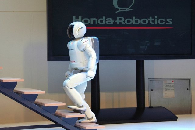 Asimo от Honda: теперь еще "человечнее" Asimo от Honda: теперь еще "человечнее"