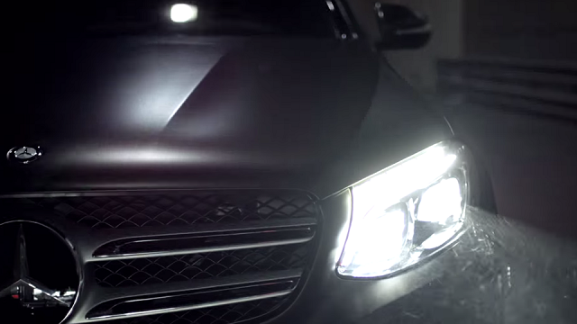 Нового приемника Mercedes-Benz GLK показали в тизере Нового приемника Mercedes-Benz GLK показали в тизере
